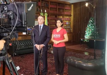 Camiseta “Jesus" de Michelle Bolsonaro em mensagem de Natal ira esquerdistas