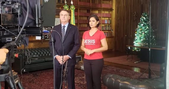 Camiseta “Jesus" de Michelle Bolsonaro em mensagem de Natal ira esquerdistas