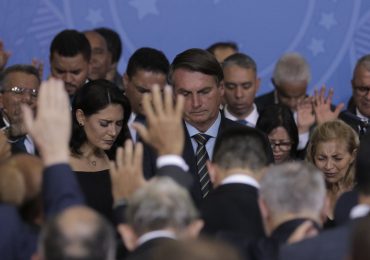 Em culto no Planalto, Bolsonaro diz que é motivo de honra “aceitar a Jesus"