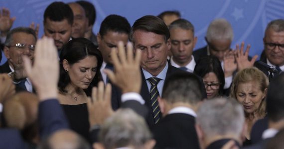 Em culto no Planalto, Bolsonaro diz que é motivo de honra “aceitar a Jesus"