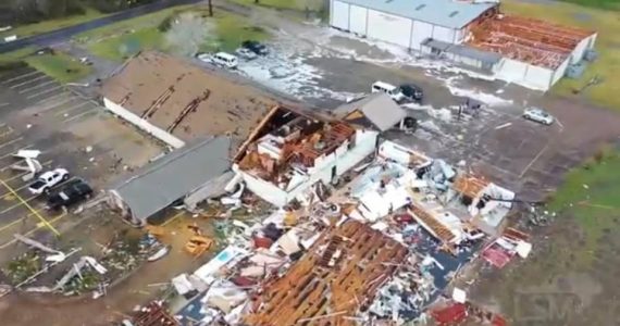 Tornado destrói templo e escola mantida por igreja, mas crianças escapam ilesas