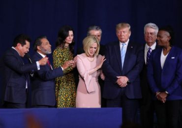 “Uma nação não pode prosperar sem a glória do Deus Todo-Poderoso”, afirma Trump em culto