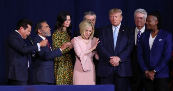 “Uma nação não pode prosperar sem a glória do Deus Todo-Poderoso”, afirma Trump em culto