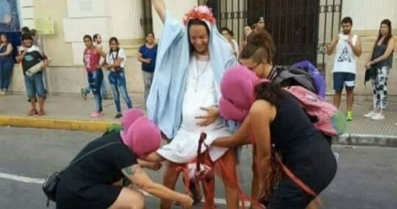 Ataque de feministas a cristãos é manifestação do espírito de Jezabel, diz escritor