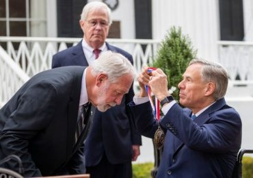 Diácono que interrompeu atirador durante ataque a igreja recebe Medalha de Coragem