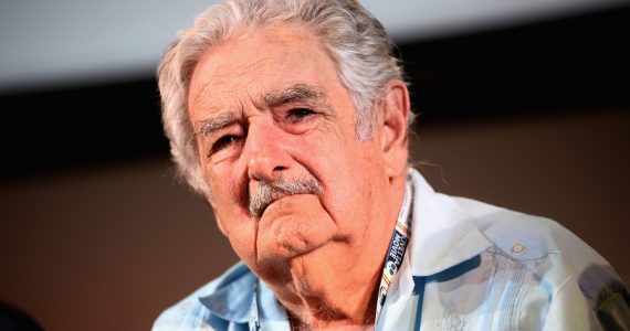 Ídolo da esquerda, Mujica diz que no "monoteísmo reina a intolerância"