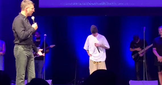 Apesar da doença de Lyme, Justin Bieber segue liderando louvor em sua igreja