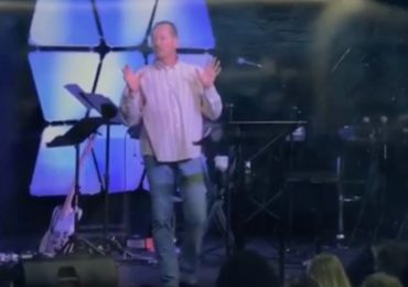 Vídeo: pastor expulsa mãe e criança de culto por se incomodar com barulho