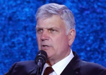 LGBT pressionam e organizadores cancelam pregação de Franklin Graham