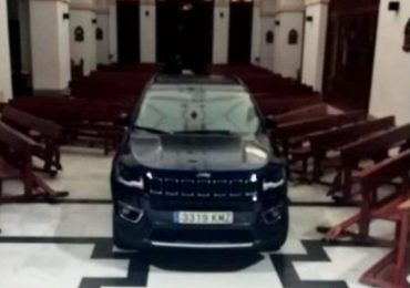 Homem se sente “possuído pelo diabo” e invade igreja com carro para ser liberto