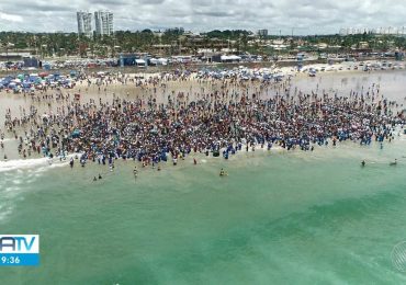 Salvador: igreja celebra o batismo de 2000 pessoas na praia de Jaguaribe