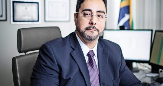 OAB pede investigação de Marcelo Bretas por ele ir a culto com Bolsonaro