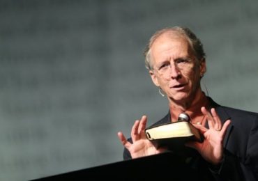 Ministério pastoral feminino é "enganoso, imprudente e mal fundamentado”, alerta John Piper