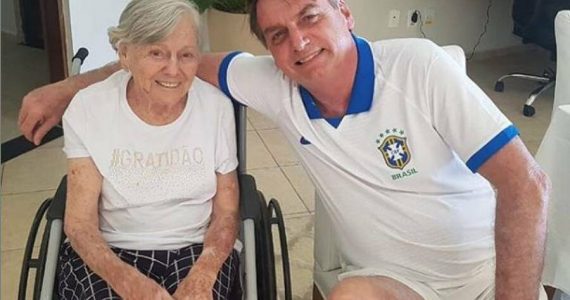 Bolsonaro homenageia a mãe de 92 anos: "A mulher sábia edifica o lar"