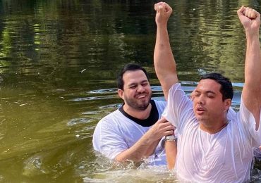 Wesley Safadão se batiza no Jordão, em Israel: 'A minha vida é de Jesus'