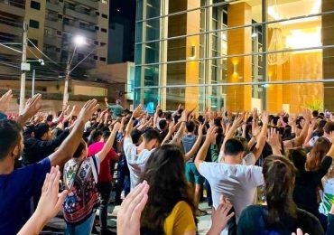 Grupo se reúne e faz oração em frente a shopping onde houve suicídio