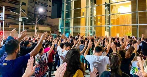 Grupo se reúne e faz oração em frente a shopping onde houve suicídio