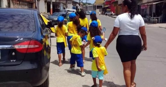 Fantasiadas de carteiro, crianças saem para falar de Deus em comunidade