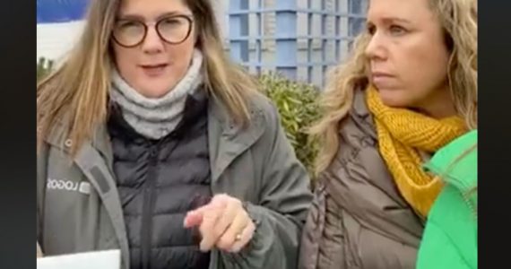 Estudantes cristãos são alvo de ataques enquanto oravam em frente a clínica de abortos