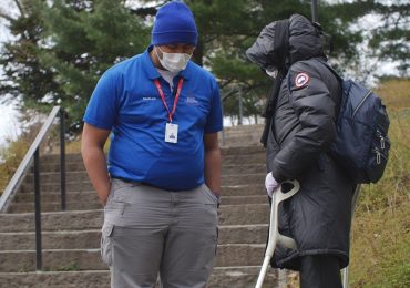 Cristão montam tenda de oração nas ruas durante a pandemia