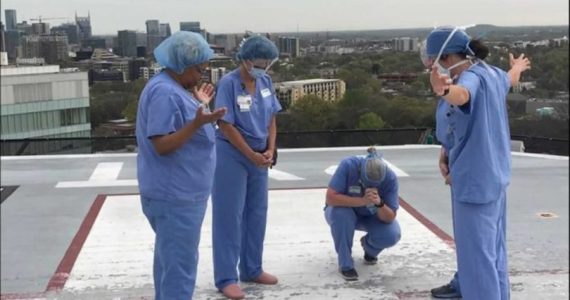 Enfermeiras oram na cobertura de hospital contra o coronavírus