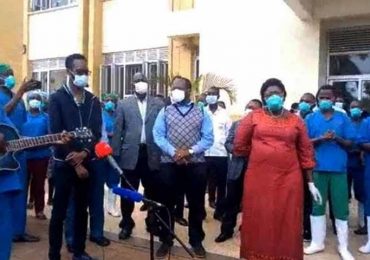 Médicos fazem momento de louvor em hospital contra a Covid-19