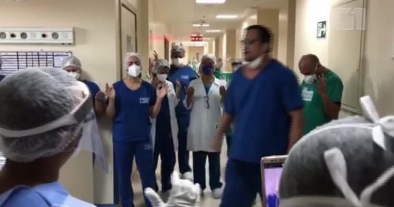 Médico faz oração em hospital e comove equipe de saúde