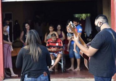 Igreja faz “oração à porta” para levar mensagem de esperança na quarentena