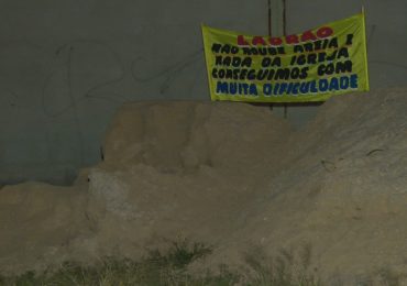 'Ladrão, não roube areia e nada da igreja', pede fiéis em faixa no templo