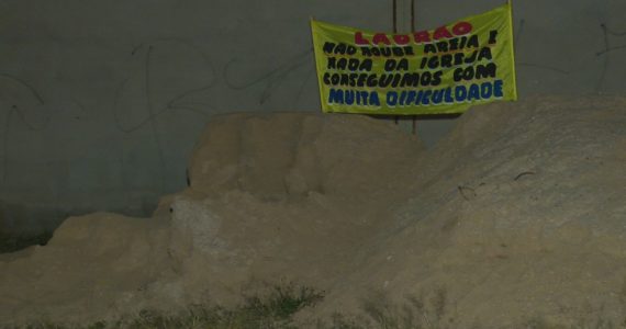 'Ladrão, não roube areia e nada da igreja', pede fiéis em faixa no templo