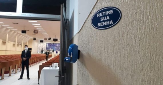 Após polêmica com igrejas, prefeito recua e permite reabertura de templos com regras