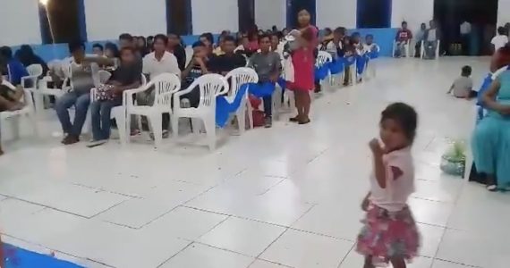 Em culto da Igreja Mundial em tribo indígena, líder prega que “não existe mais coronavírus"