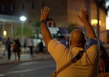 Igreja se reúne em frente a hospital para orar por pacientes e profissionais