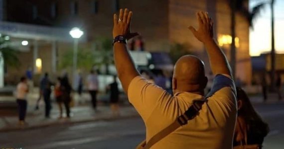 Igreja se reúne em frente a hospital para orar por pacientes e profissionais