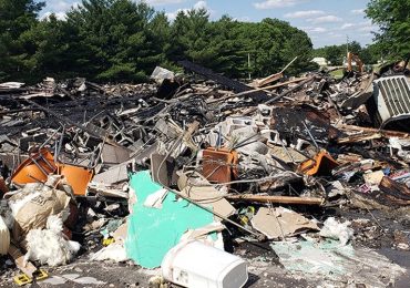 Igreja mantém culto, mesmo após ter o templo destruído em incêndio