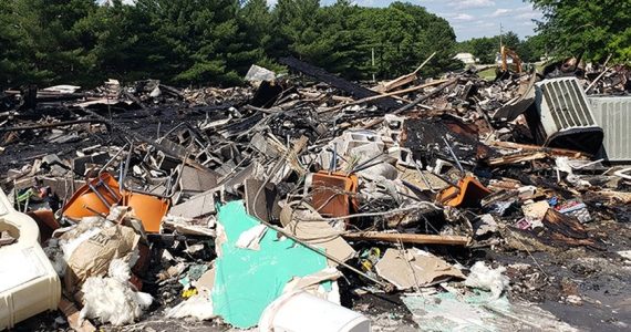 Igreja mantém culto, mesmo após ter o templo destruído em incêndio