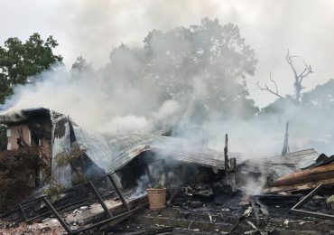 Pastor tem igreja incendiada por abrir na pandemia e ora pelos criminosos