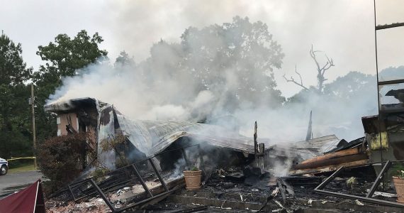 Pastor tem igreja incendiada por abrir na pandemia e ora pelos criminosos