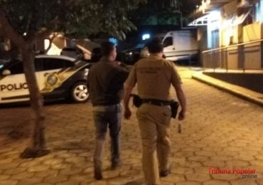 PM prende homem que gritou 'Ave, Maria’ em culto e derrubou bancos de igreja