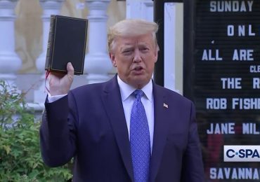 Trump visita igreja incendiada por vândalos durante protestos pela morte de George Floyd