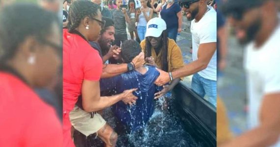 Pessoas se entregam a Jesus e são batizadas na rua em que George Floyd foi assassinado
