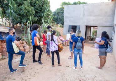 Idoso em isolamento se emociona ao receber a visita de jovens de igreja