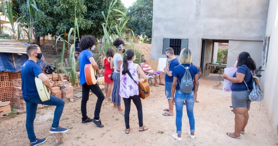 Idoso em isolamento se emociona ao receber a visita de jovens de igreja