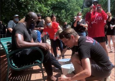 Cristãos lavam pés de manifestantes contra o racismo em gesto de humildade: ‘Vamos superar'