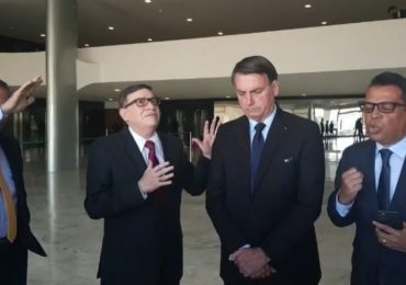 Pastores oram com Bolsonaro: ‘Temos uma arma que o Exército não tem, a oração'