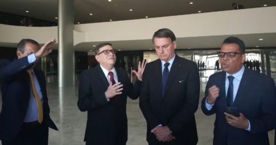 Pastores oram com Bolsonaro: ‘Temos uma arma que o Exército não tem, a oração'