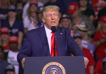 Trump contra hipocrisia: 'Querem prender quem vai à igreja, mas não quem queima uma'