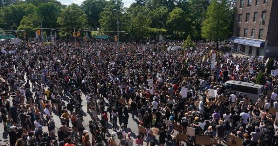 Governo Trump: estados que permitem protestos precisam autorizar reabertura de igrejas