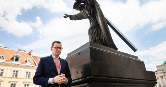 Polônia: primeiro-ministro ora em frente a estátua de Jesus vandalizada por LGBTs