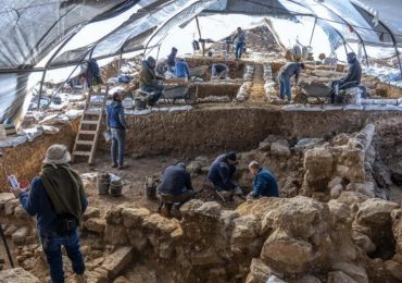 Cientistas encontram artefatos históricos da época do rei Ezequias, citado na Bíblia